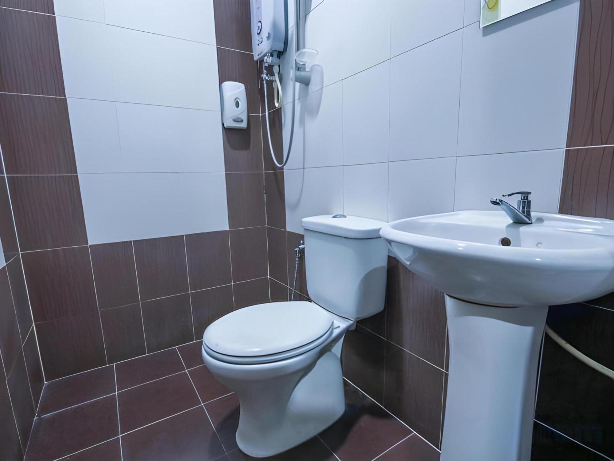 Capital O 812 Hotel Smc Seksyen 13 Шах Алам Екстериор снимка